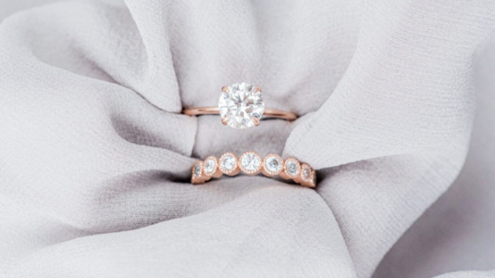 Crescent Luxe eng. rose 1600×1600