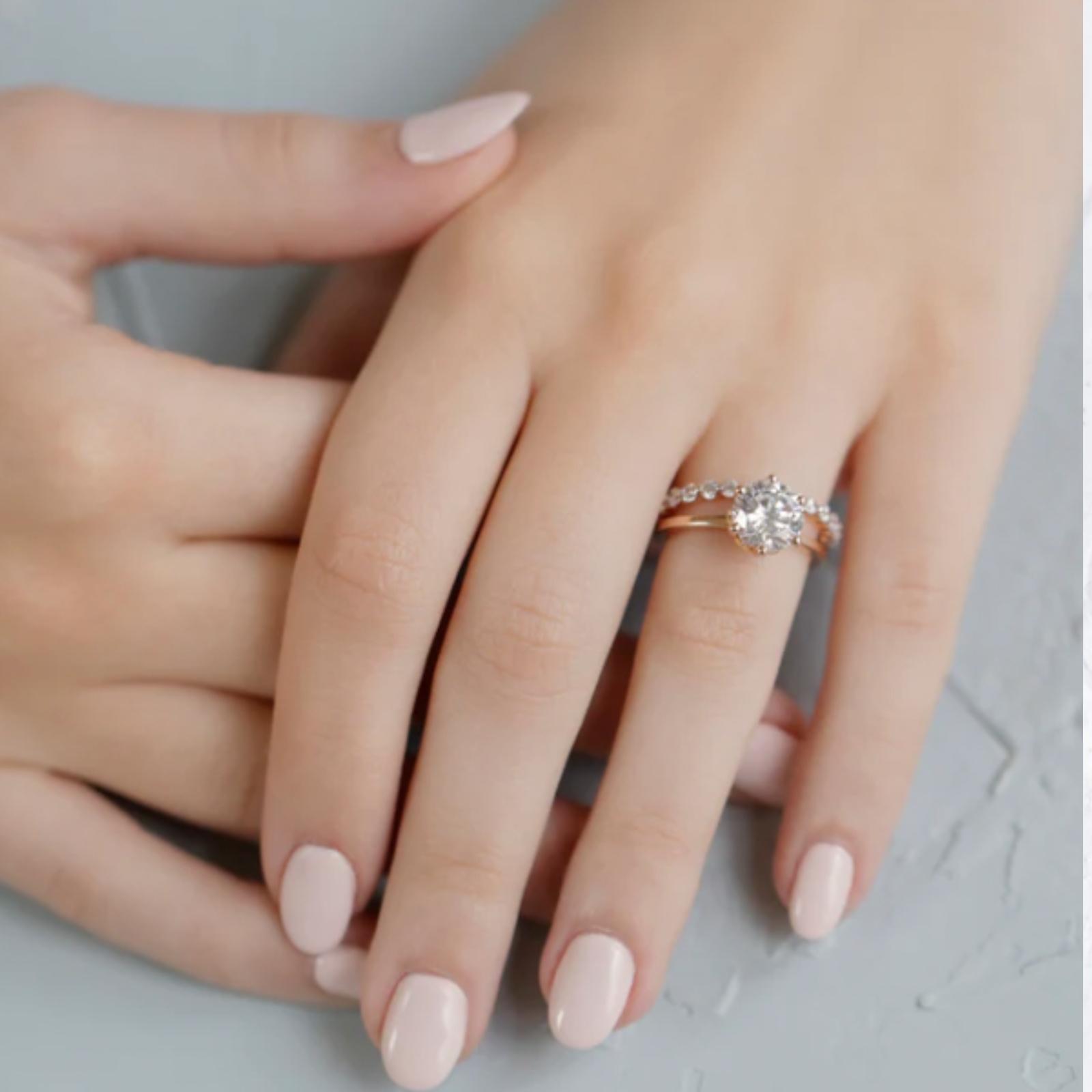 Petit Luxe 2.0 hand rose 1600×1600